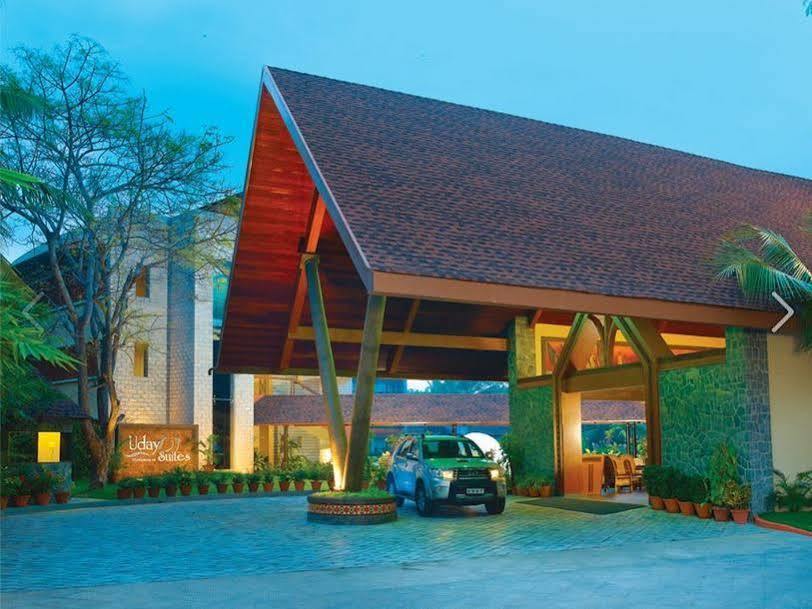 Uday Suites - The Airport Hotel Thiruvananthapuram Exterior foto